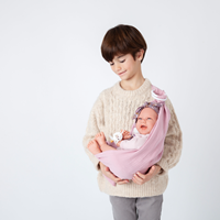 Muñeca recién nacida Carla 42 cm con fular portabebé